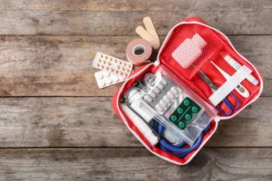 Raffreddore, tosse e mal di gola in viaggio: cosa fare e cosa portare kit farmacia da viaggio con farmaci essenziali da portare in valigia per weekend e vacanze