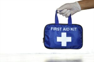 Farmaci da portare in viaggio o nel weekend: la checklist della farmacia Kit di primo soccorso e farmaci essenziali da portare in viaggio o nel weekend