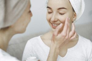 Macchie cutanee: quando trattarle prima dell' estate macchie cutanee sul viso e iperpigmentazione della pelle causata dal sole