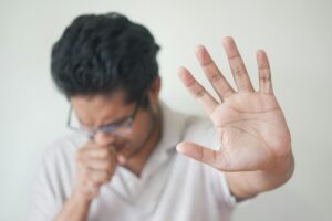 Allergie primaverili: quando iniziare la prevenzione (e perchè non aspettare i sintomi) persona con sintomi allergie primaverili come stranuti e prurito agli occhi durante la stagione dei pollini