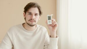 Holter cardiaco a Monza: quando serve e come prenotarlo uomo con holter cardiaco in mano